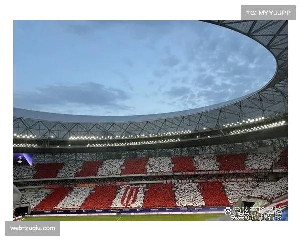 镜头聚焦：成都凤凰山球场，球迷巨型TIFO展示球队经典战术阵型图